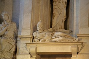 1515年のジュリアス2世の墓からのジュリアス2世の肖像画（大理石） 作： Michelangelo Buonarroti
